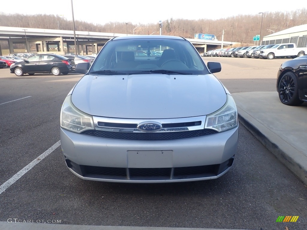 2008 Focus SE Sedan - Silver Frost Metallic / Medium Stone photo #3