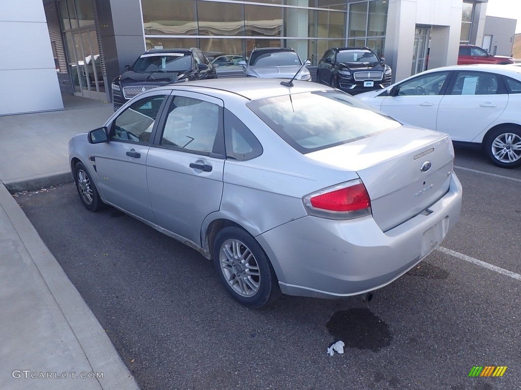 2008 Focus SE Sedan - Silver Frost Metallic / Medium Stone photo #7
