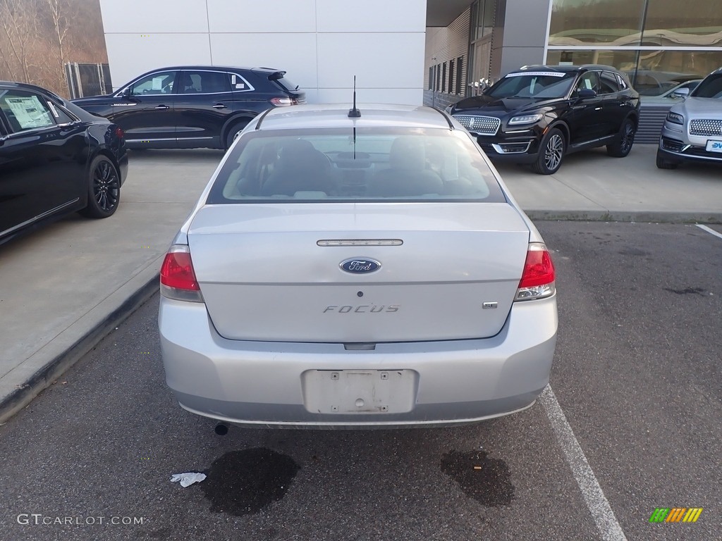 2008 Focus SE Sedan - Silver Frost Metallic / Medium Stone photo #8