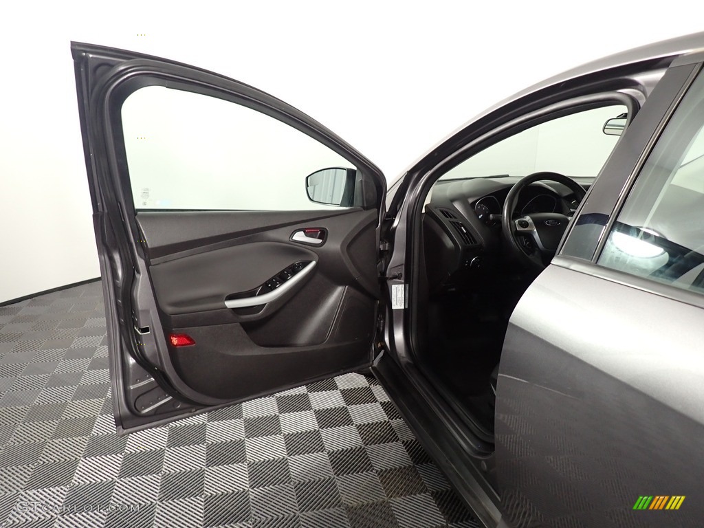2014 Focus SE Sedan - Sterling Gray / Charcoal Black photo #28