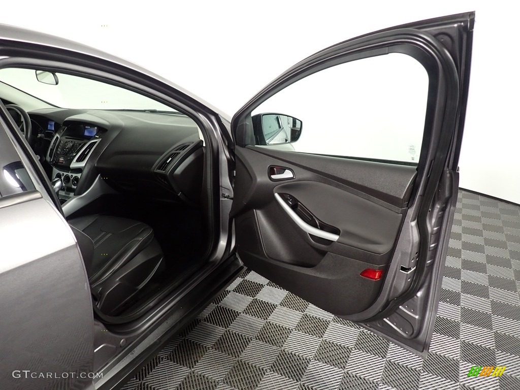 2014 Focus SE Sedan - Sterling Gray / Charcoal Black photo #36