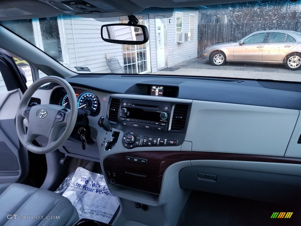2014 Sienna XLE - Black / Light Gray photo #14