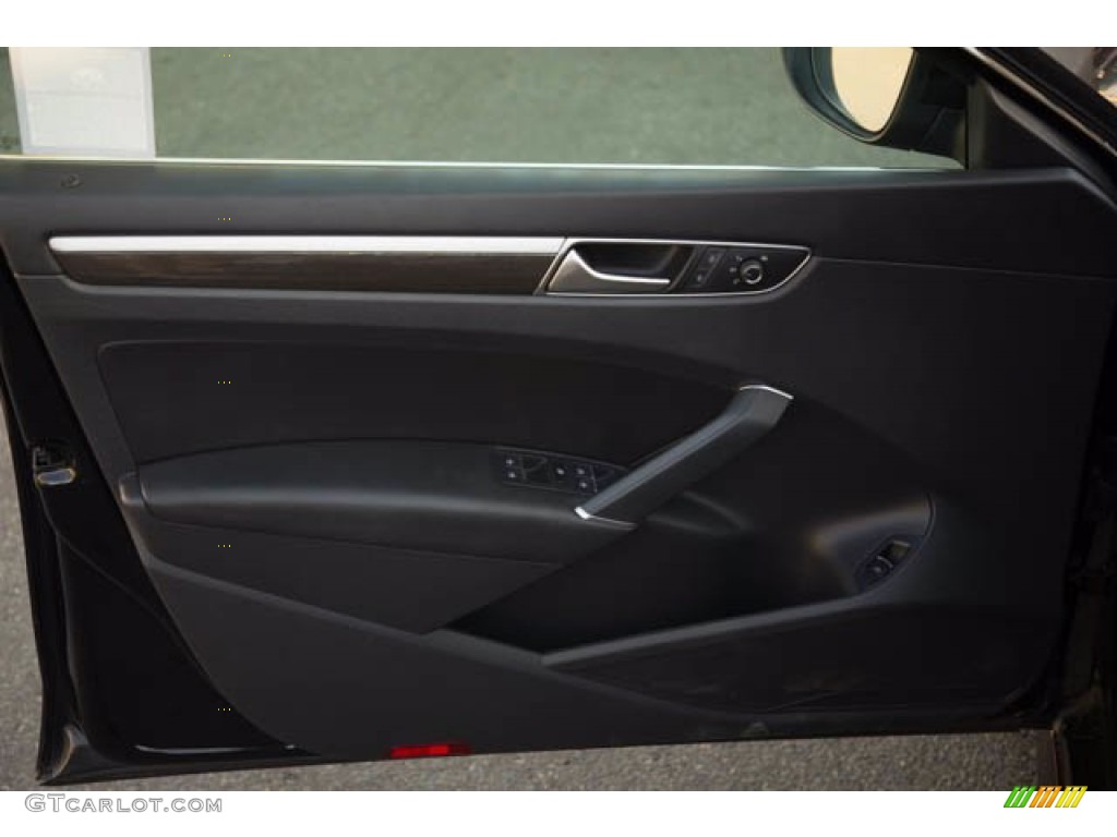 2016 Volkswagen Passat SE Sedan Titan Black Door Panel Photo #140837165