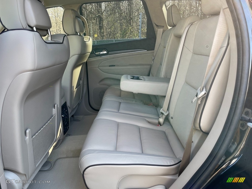 2021 Jeep Grand Cherokee Overland 4x4 Rear Seat Photo #140843519