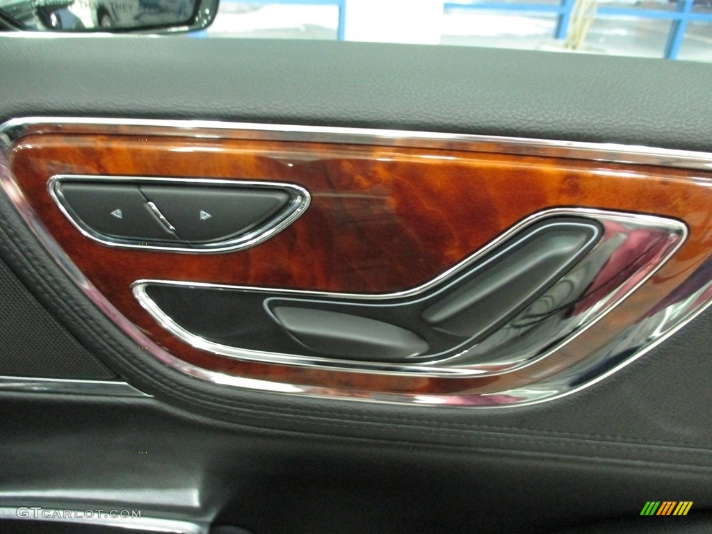 2017 Lincoln Continental Reserve AWD Ebony Door Panel Photo #140858789