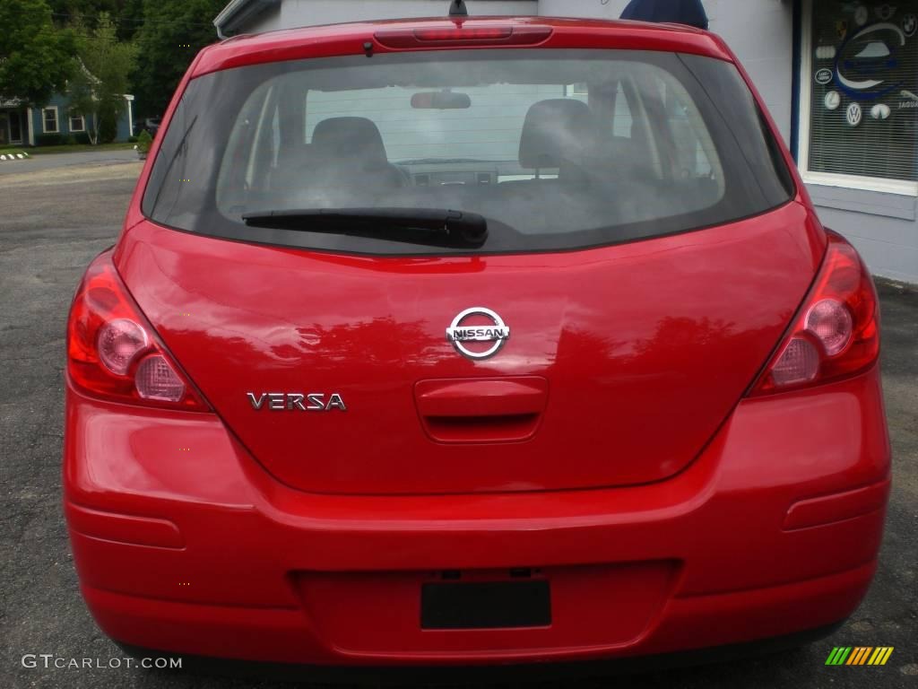 2008 Versa 1.8 S Hatchback - Red Alert / Charcoal photo #11