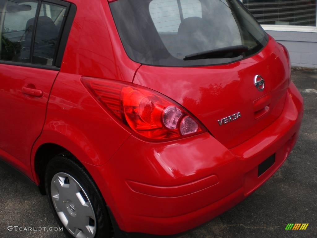 2008 Versa 1.8 S Hatchback - Red Alert / Charcoal photo #17