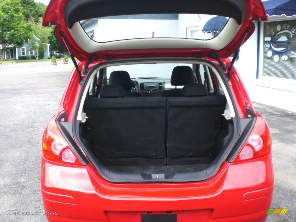 2008 Versa 1.8 S Hatchback - Red Alert / Charcoal photo #35