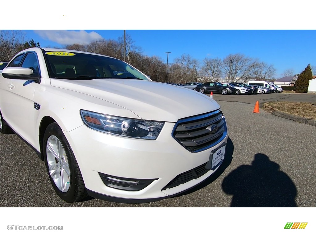 2017 Taurus SEL - Oxford White / Dune photo #28