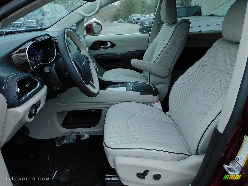 2021 Chrysler Pacifica Limited AWD Front Seat Photos