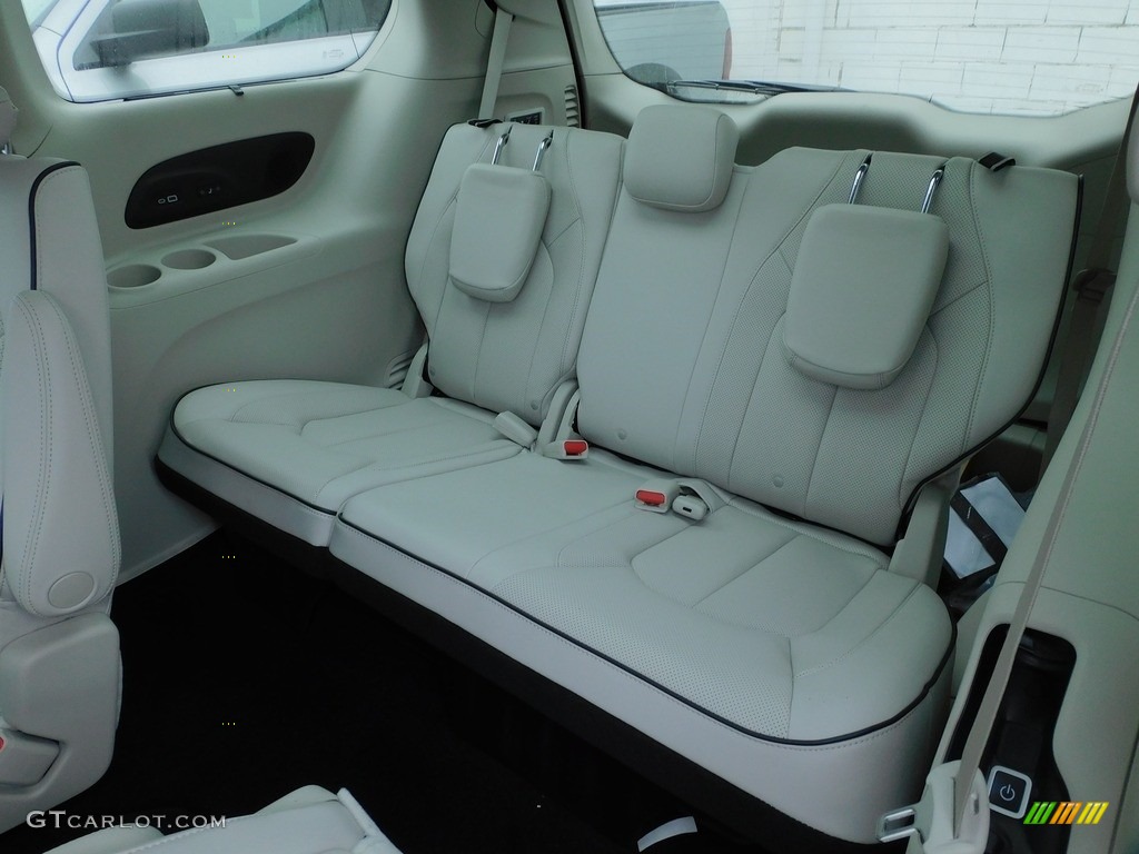 2021 Chrysler Pacifica Limited AWD Rear Seat Photos