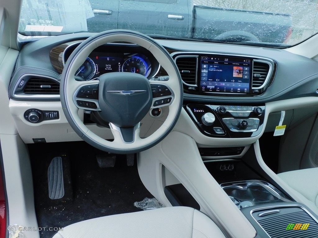 2021 Chrysler Pacifica Limited AWD Dashboard Photos