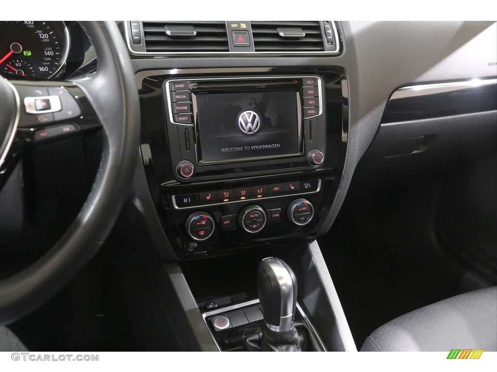 2017 Volkswagen Jetta SEL Controls Photo #140911313