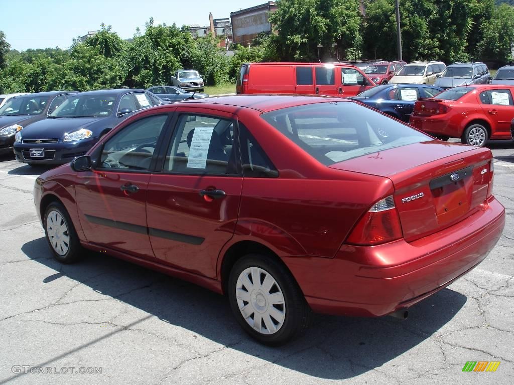 2005 Focus ZX4 S Sedan - Sangria Red Metallic / Dark Flint/Light Flint photo #4