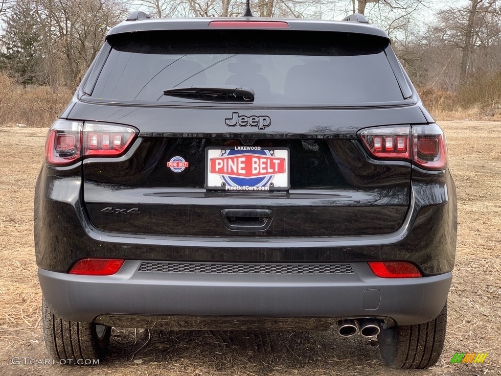 2021 Compass Latitude 4x4 - Diamond Black Crystal Pearl / Black photo #5