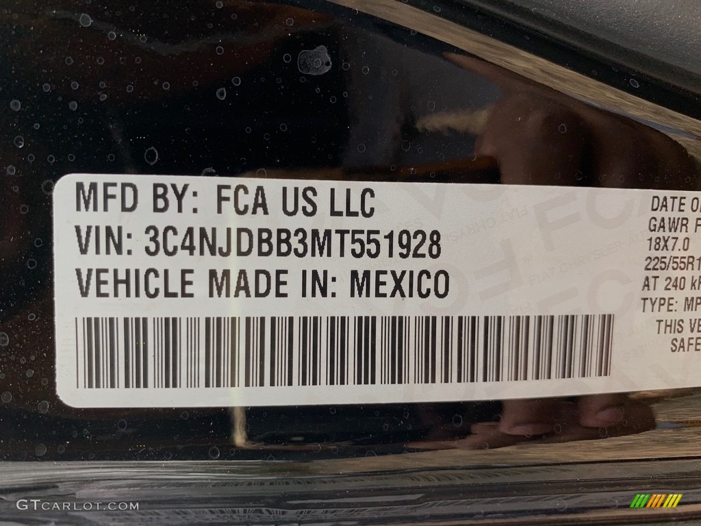 2021 Compass Latitude 4x4 - Diamond Black Crystal Pearl / Black photo #10
