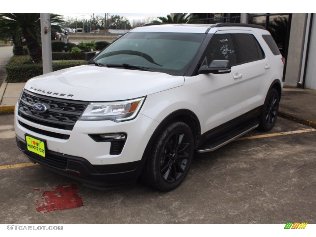 2019 Explorer XLT - Oxford White / Medium Black photo #4