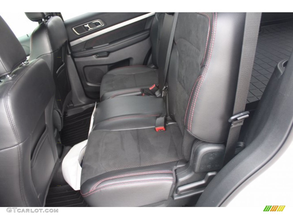2019 Explorer XLT - Oxford White / Medium Black photo #22