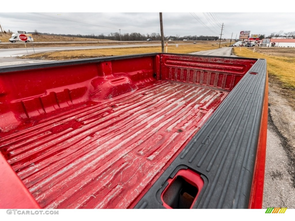 2005 F350 Super Duty XLT Crew Cab - Red / Medium Flint photo #24