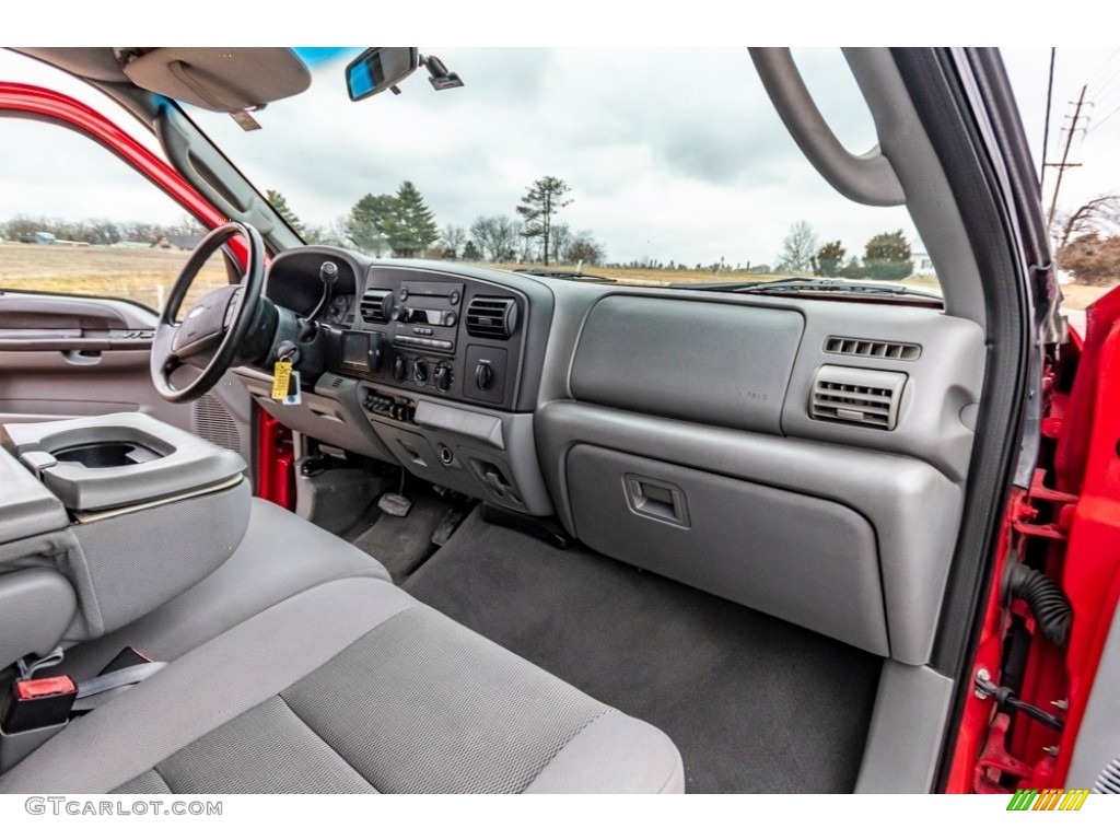 2005 F350 Super Duty XLT Crew Cab - Red / Medium Flint photo #30