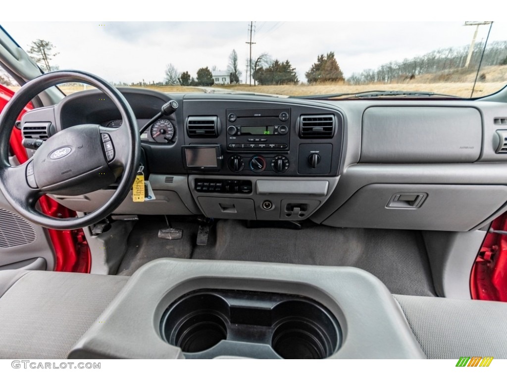 2005 F350 Super Duty XLT Crew Cab - Red / Medium Flint photo #33