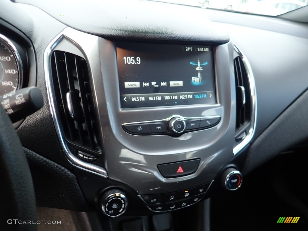 2018 Chevrolet Cruze LT Hatchback Controls Photos