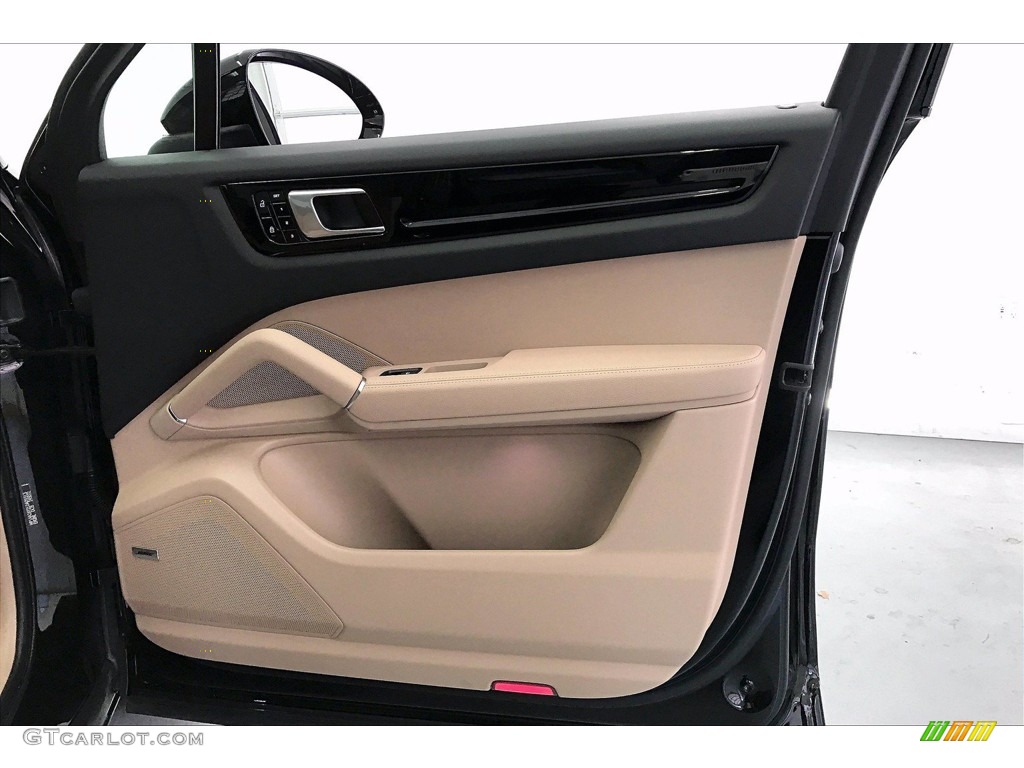 2020 Porsche Cayenne Standard Cayenne Model Door Panel Photos