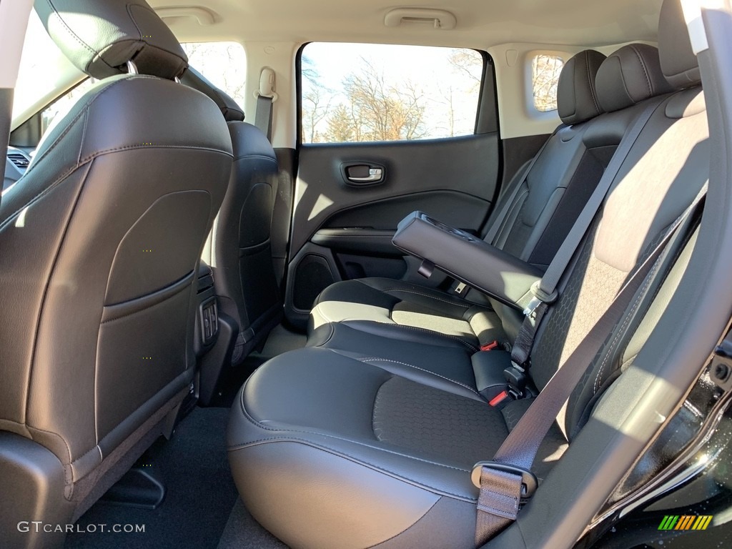 2021 Compass Latitude 4x4 - Diamond Black Crystal Pearl / Black photo #6