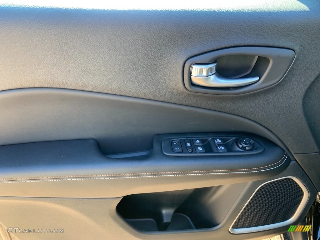 2021 Compass Latitude 4x4 - Diamond Black Crystal Pearl / Black photo #9