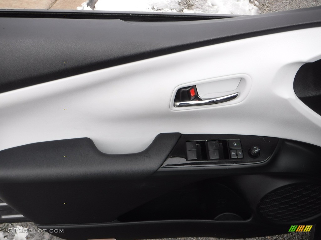 2019 Prius L Eco - Magnetic Grey Metallic / Moonstone photo #15