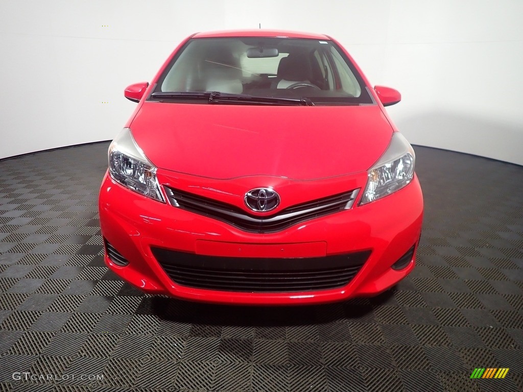 2012 Yaris L 5 Door - Absolutely Red / Ash Gray photo #4