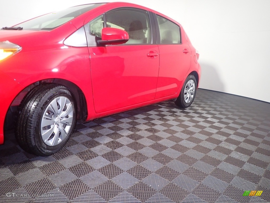 2012 Yaris L 5 Door - Absolutely Red / Ash Gray photo #9