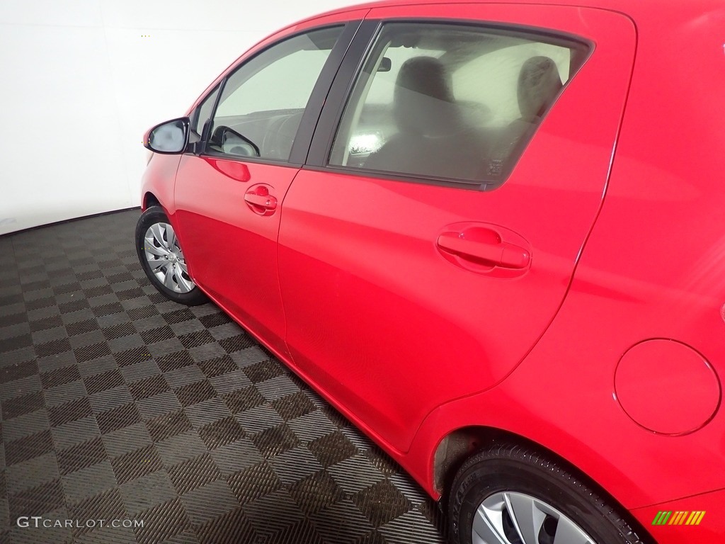 2012 Yaris L 5 Door - Absolutely Red / Ash Gray photo #17
