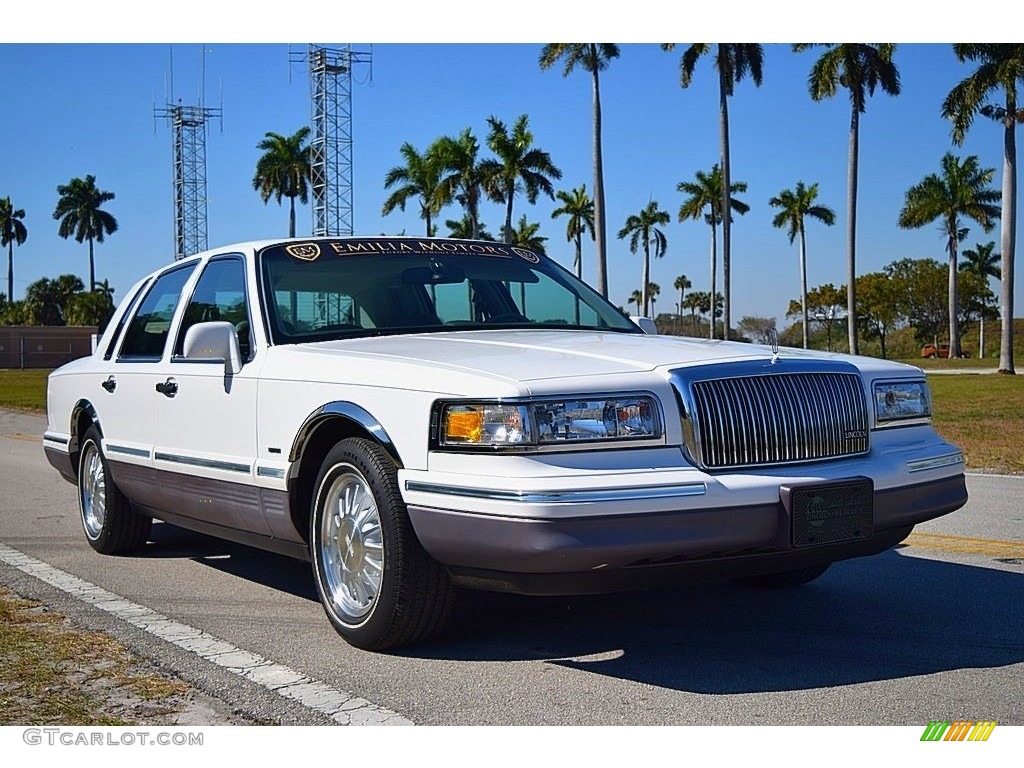 Performance White 1996 Lincoln Town Car Signature Exterior Photo #141006826