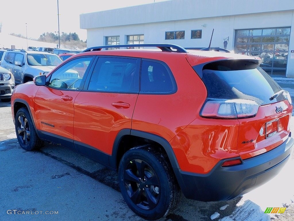 2021 Cherokee Altitude 4x4 - Spitfire Orange / Black photo #8