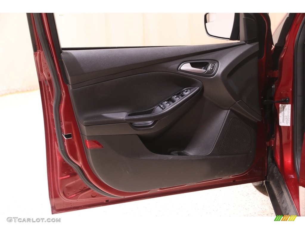 2016 Focus SE Hatch - Ruby Red / Charcoal Black photo #4