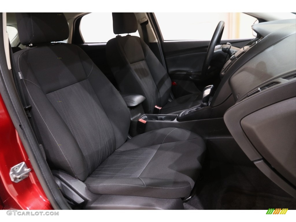 2016 Focus SE Hatch - Ruby Red / Charcoal Black photo #13