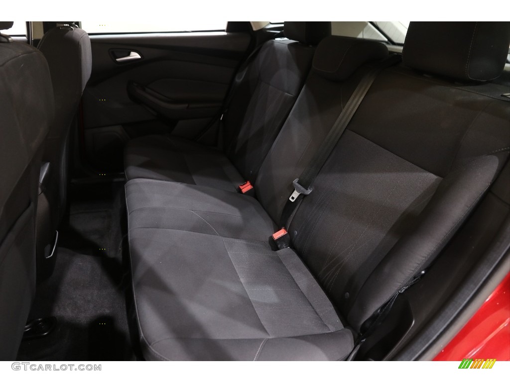 2016 Focus SE Hatch - Ruby Red / Charcoal Black photo #15