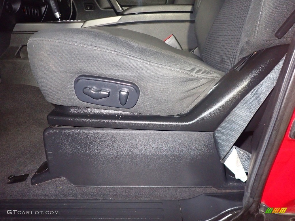 2011 Titan SV King Cab 4x4 - Red Alert / Charcoal photo #16