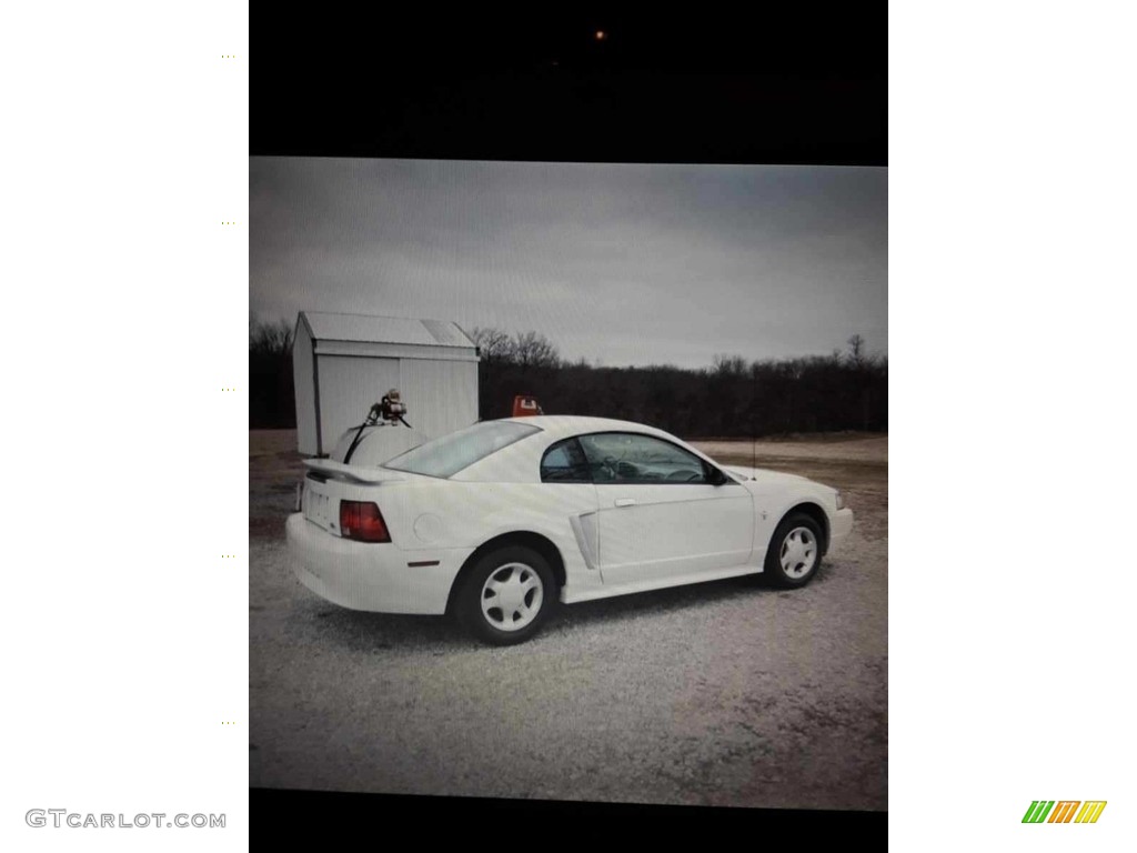 2001 Mustang V6 Coupe - Oxford White / Medium Parchment photo #2