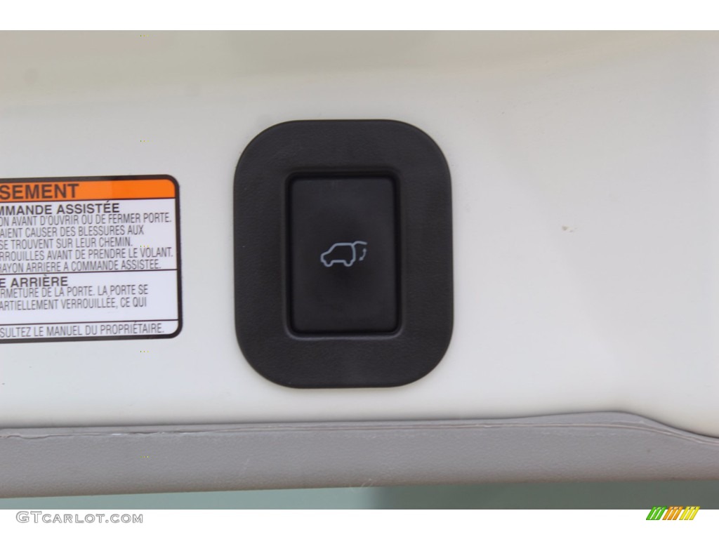 2019 Sienna SE - Super White / Black photo #23