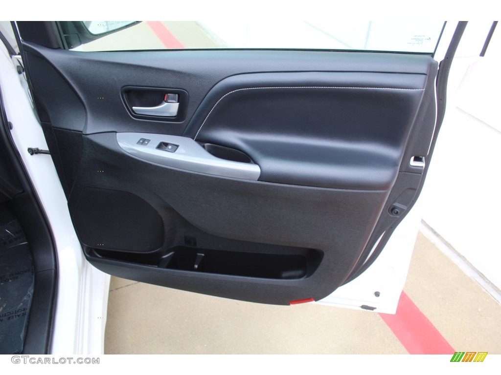 2019 Sienna SE - Super White / Black photo #25