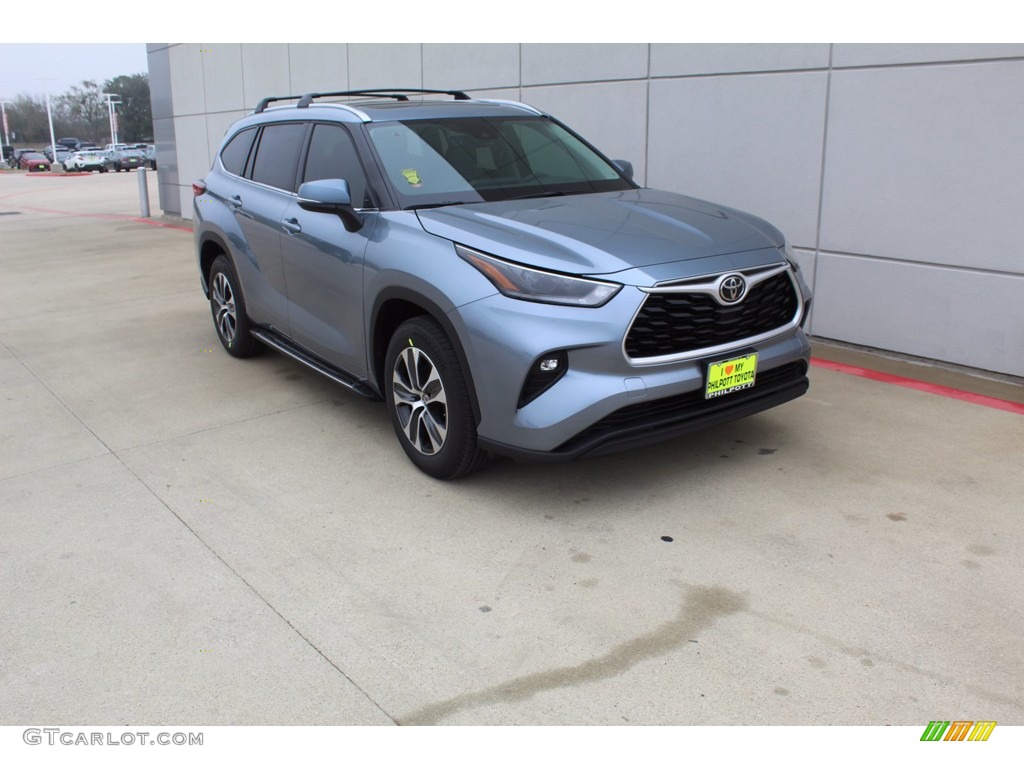 2021 Highlander XLE - Moon Dust / Graphite photo #2