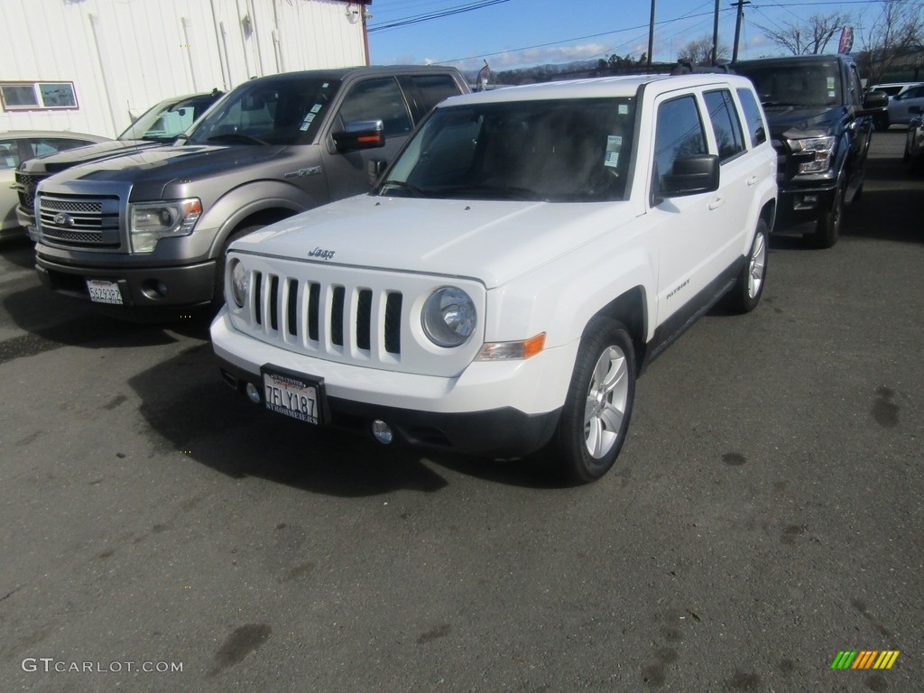 2014 Patriot Latitude - Bright White / Dark Slate Gray/Light Pebble photo #3