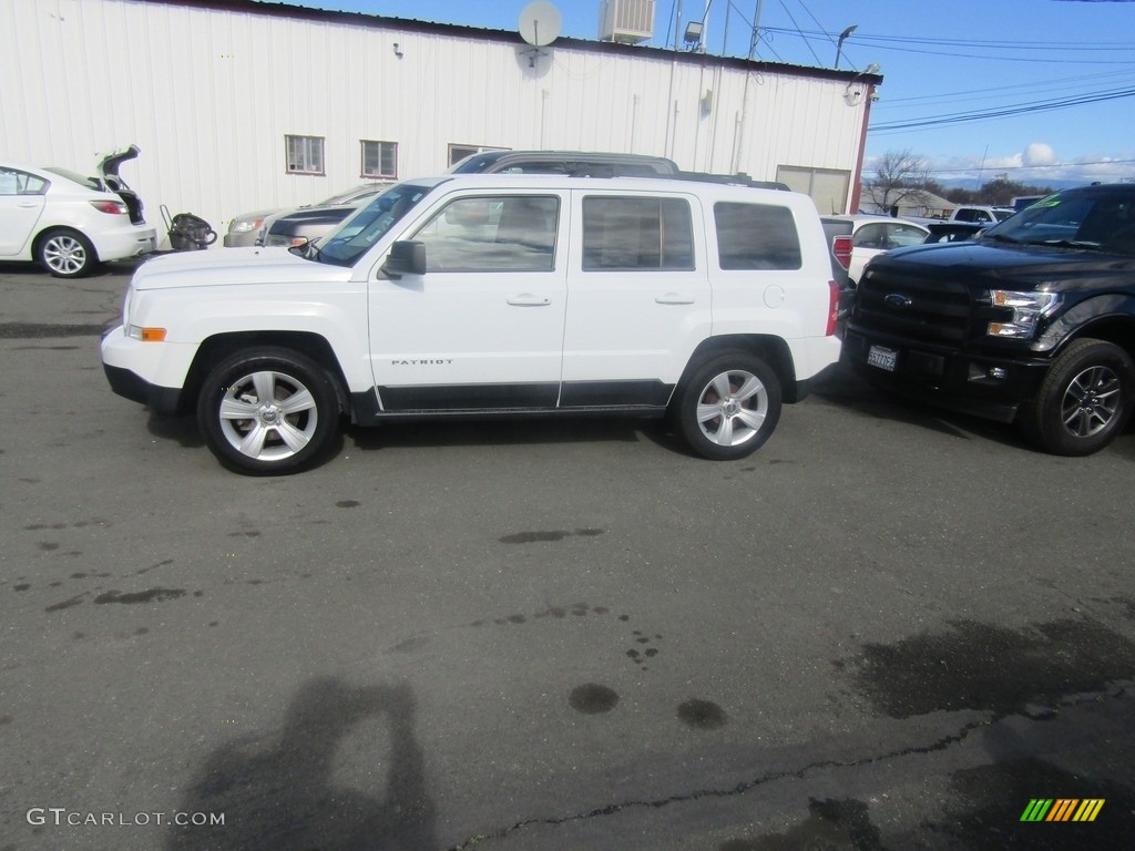 2014 Patriot Latitude - Bright White / Dark Slate Gray/Light Pebble photo #4