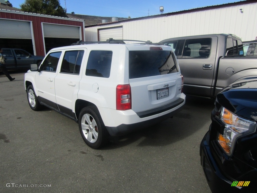 2014 Patriot Latitude - Bright White / Dark Slate Gray/Light Pebble photo #5