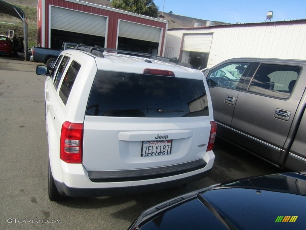 2014 Patriot Latitude - Bright White / Dark Slate Gray/Light Pebble photo #6