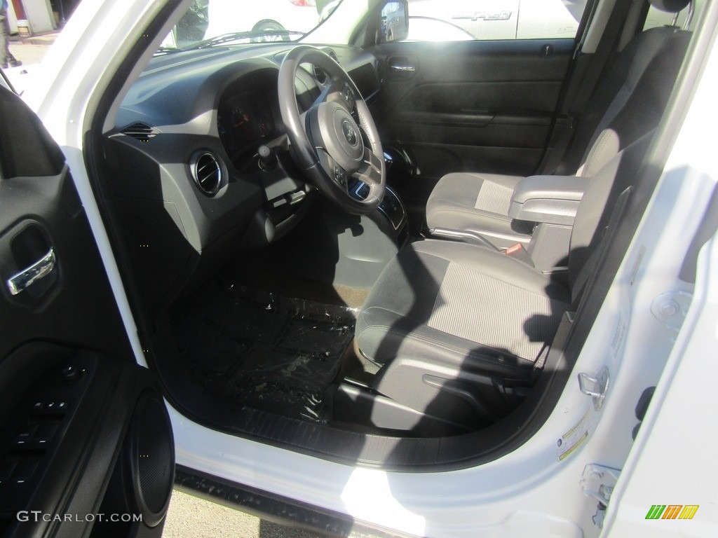 2014 Patriot Latitude - Bright White / Dark Slate Gray/Light Pebble photo #9