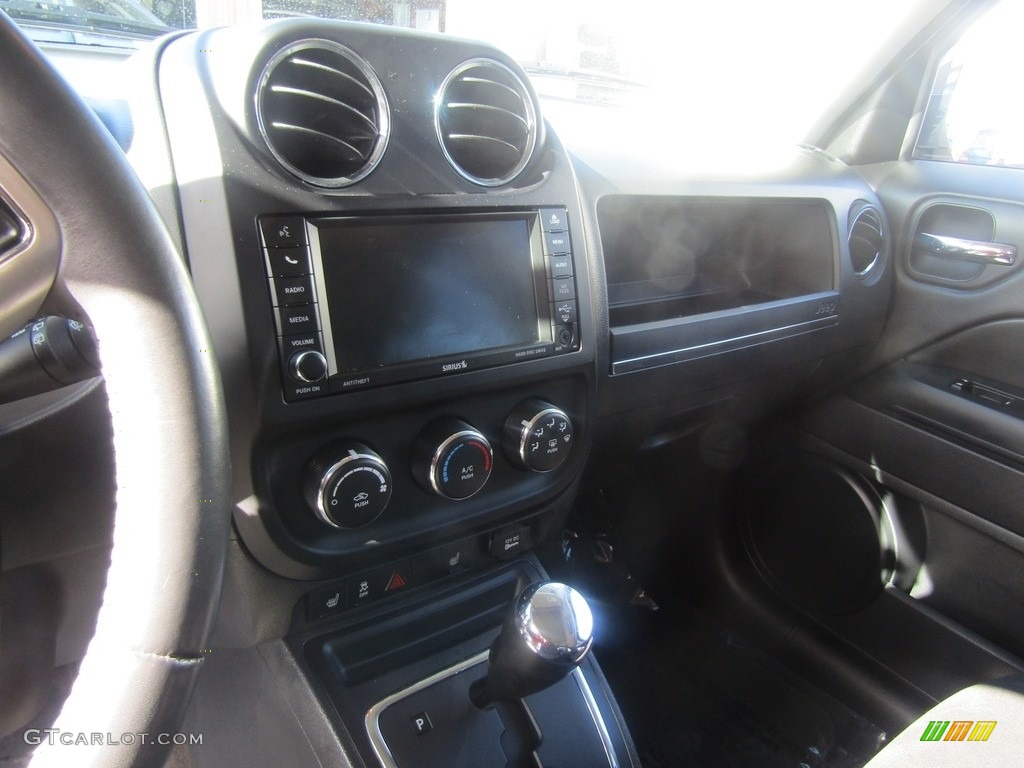 2014 Patriot Latitude - Bright White / Dark Slate Gray/Light Pebble photo #11