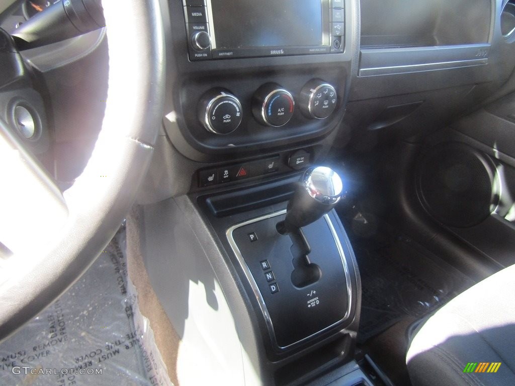 2014 Patriot Latitude - Bright White / Dark Slate Gray/Light Pebble photo #12